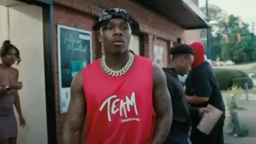 Camiseta sin mangas 'Team' de malla roja con corazones cromados usada por DaBaby en Rich Dunk (Ft. DaBaby) - BIG DAWG [Video oficial]