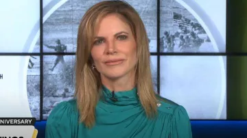 Blusa drapeada Intermix Monica usada por Natalie Morales como se ve en CBS Mornings el 6 de junio de 2024