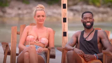 Top de bikini de Asos Design con detalle de cadena en estampado de conchas usado por Micah Lussier como se ve en Perfect Match (S02E04)