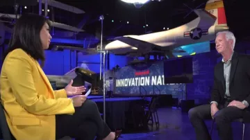 Blazer Lido de Banana Republic en amarillo usado por Nancy Chen como se ve en CBS Mornings el 8 de junio de 2024