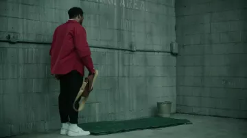 Vêtements de la série télévisée Atlanta : Donald Glover porte des baskets Nike blanches pour jouer Earn AKA Earnest Marks dans la saison 4, épisode 3