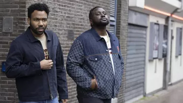 Garde-robe de la série télévisée d’Atlanta : Veste zippée bleue portée par Earnest 'Earn' Marks (Donald Glover) dans la saison 3, épisode 2