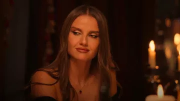 Van Cleef & Arpels Alhambra K18PG Carnelian Necklace worn by Rasa Bagdonaviciute as seen in Buying London (S01E01)
