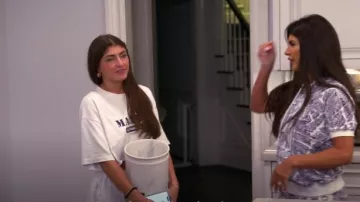 Brandy Melville Women’s White Crop-Top porté par Audriana Giudice comme on le voit dans The Real Housewives of New Jersey (S14E06)