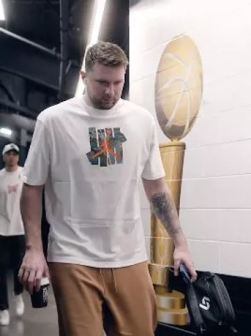Jordan Legend Brown Logo Patches Pantalon de survêtement 'Essentials' porté par Luka Dončić sur le compte Instagram @dallasmavs