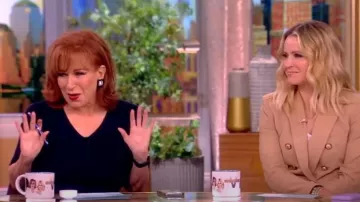 Elie Tahari Le haut à manches en crochet Liv porté par Joy Behar tel que vu dans The View le 7 juin 2024