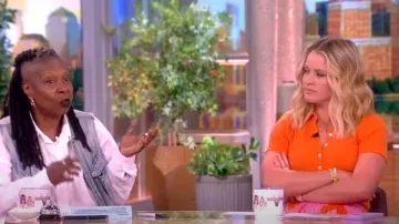 Veronica Beard Kearney Polo de algodón usado por Sara Haines como se ve en The View el 10 de junio de 2024
