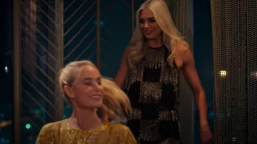 Mini vestido con flecos con cuentas con cuello halter de Asos Design en negro y dorado usado por Lauren Christy como se ve en Buying London (S01E04)