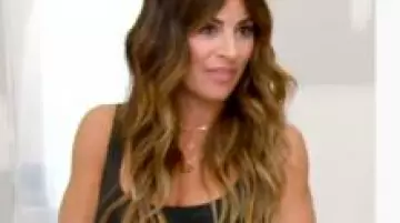 Bataille sur la garde-robe de la plage : Alison Victoria porte un haut noir dans l’épisode 1 de la saison 4