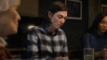 Chemise en jean à carreaux Rails Lennox portée par Eli Stabler (Nicky Torchia) comme on le voit dans Law & Order : Organized Crime (S04E13)