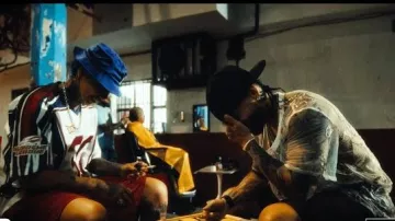 Camiseta Suprema de Fútbol Americano Blanco, Morado y Rojo 'Muerte Súbita' usada por Blessd en BLESSD ❌ MALUMA - GOYARD ???? (VIDEO OFICIAL)