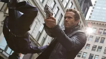 Ryan Reynolds Outfits: Brown leather coat worn as Nick in R.I.P.D. movie