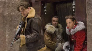 La Momie : Le Tombeau de l’Empereur Dragon Penderie : Brendan Fraser porte une veste en cuir de fourrure marron pour représenter Rick O’Connell dans le film