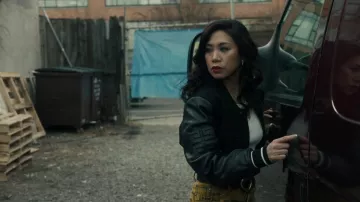 El vestuario de The Equalizer: Mel, también conocida como Melody Bayani (Liza Lapira), lleva una chaqueta negra de Givenchy en el episodio 11 de la temporada 2