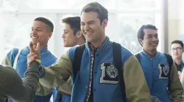 13 Reasons Why Outfits: Bryce Walker (Justin Prentice) lleva una chaqueta de peluche de los Liberty Tigers en la temporada 1