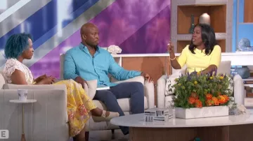 Vestido bordado floral de Vineet Bahl usado por Nicola Yoon como se vio en The Talk el 11 de junio de 2024