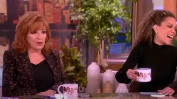 Veste Theory Tortoiseshell Staple portée par Joy Behar comme on le voit dans The View le 11 juin 2024
