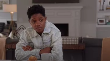 1017 ALYX 9SM Veste en jean à manches longues en détresse portée par Tamia 'Coop' Cooper (Bre-Z) telle qu’elle est vue dans All American (S06E11)