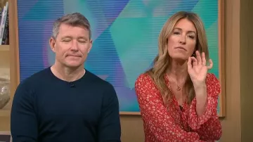 Blusa con cuello anudado Rixo Jovie usada por Cat Deeley como se ve en This Morning el 30 de abril de 2024