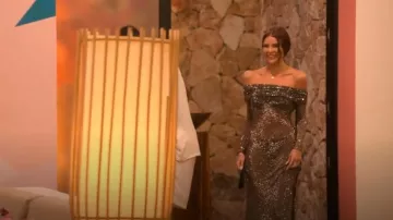 Vestido de rejilla adornado con cristales de autorretrato usado por Holly Scarfone como se ve en Perfect Match (S02E06)