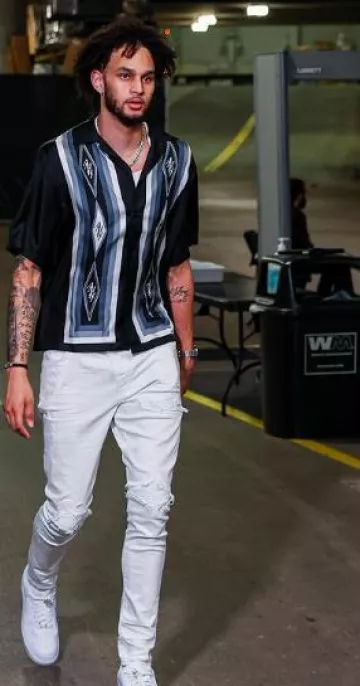 Jeans Amiri White MX1 porté par Dereck Lively sur le compte Instagram @dallasmavs