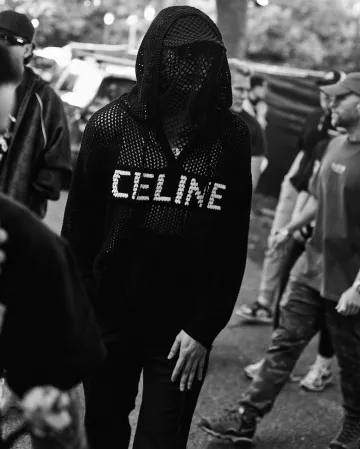 Sudadera con capucha de malla de ganchillo con logotipo en blanco y negro de Celine usada por Peso Pluma en la cuenta de Instagram @pesopluma