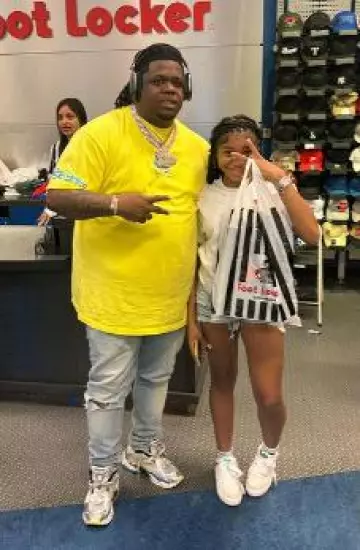 Baskets Balenciaga 'Runner' blanches, bleu vif et jaunes portées par Big Homiie G sur le compte Instagram @bighomiieg