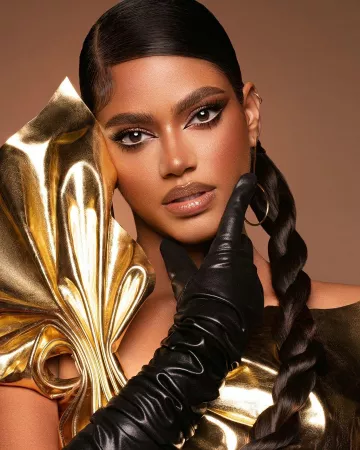 Letitia Fontana Outfits: lleva un top dorado de Cult Gaia en la foto de Instagram