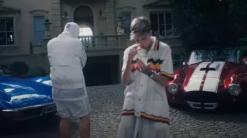 Camisa de punto en zig-zag blanca y multicolor de Casablanca usada por Lucho SSJ en Lucho SSJ,Duki - Casablanca (Video Oficial)