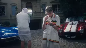 Camisa de punto en zig-zag blanca y multicolor de Casablanca usada por Lucho SSJ en Lucho SSJ,Duki - Casablanca (Video Oficial)