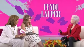 Blazer à découpes Moschino porté par Cyndi Lauper comme on le voit dans Today with Hoda & Jenna le 12 juin 2024