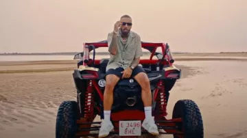Calcetines Balenciaga Blancos 'bal.com' usados por Nicky Jam en Calor - Nicky Jam x Beéle | Video Oficial