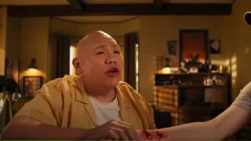 Chemise de villégiature H&M Regular Fit à tissage texturé portée par Reginald Baskin (Jacob Batalon) comme on le voit dans Reginald le vampire (S02E05)