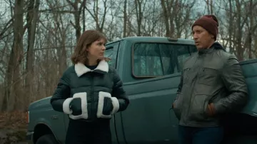 Abrigo acolchado French Connection con ribete en contraste usado por Kristen Bouchard (Katja Herbers) como se ve en Evil (T04E02)