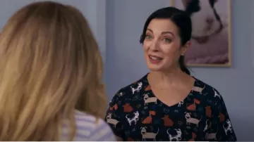 Zoe + Chloe Blouse incurvée à col en V imprimé - Kibble Dribble porté par Yvette (Annie Maynard) comme on le voit dans Colin de Accounts (S02E02)