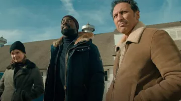 Chaqueta de piel de oveja Reiss Loburn usada por Ben Shakir (Aasif Mandvi) como se ve en Evil (T04E03)