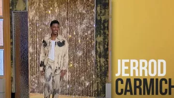Sobrecamisa abotonada de mezclilla Tie Dye Tie Dye de Acne Studios vista por Jerrod Carmichael como se ve en Tamron Hall Show el 7 de junio de 2024
