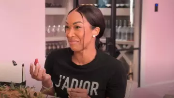 T-shirt J’Adior 8 en jersey de coton et lin noir porté par Malika Haqq comme on le voit dans The Kardashians (S05E04)