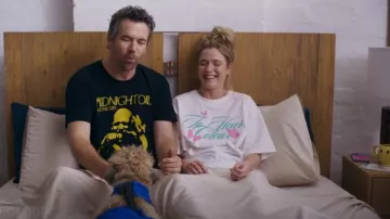 To Hear Colour Melding Thoughts Ss Tee White porté par Ashley (Harriet Dyer) comme on le voit dans Colin de Accounts (S02E03)