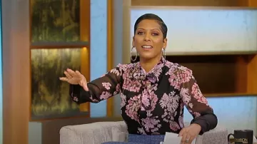 Blusa de seda con estampado de Giambattista Valli Saint Rémy usada por Tamron Hall como se ve en Tamron Hall Show el 10 de junio de 2024