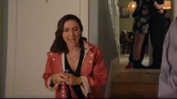 Chaqueta impermeable Tretorn Wings en Dusty Cedar usada por Nikki Newman (Esther Smith) como se ve en Trying (T04E01)
