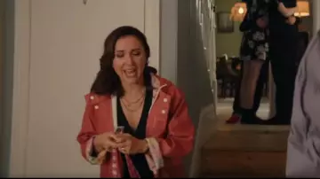 Veste de pluie Tretorn Wings en cèdre poussiéreux portée par Nikki Newman (Esther Smith) comme on le voit dans Trying (S04E01)