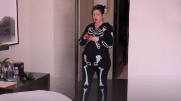 Traje Wildfox Bones usado por Kourtney Kardashian como se ve en The Kardashians (T05E04)