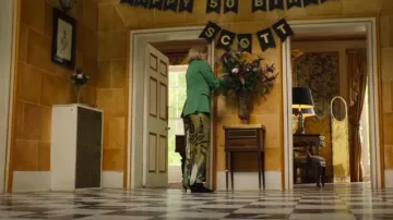 Pantalones estampados Reiss Print Luna Wide Leg Mid Rise usados por Karen Newman (Sian Brooke) como se ve en Trying (S04E03)