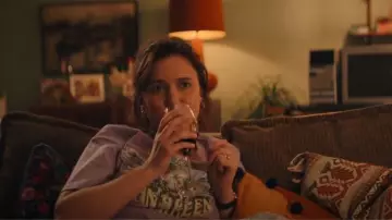 T-shirt imprimé surdimensionné H&M porté par Nikki Newman (Esther Smith) comme on le voit dans Trying (S04E04)