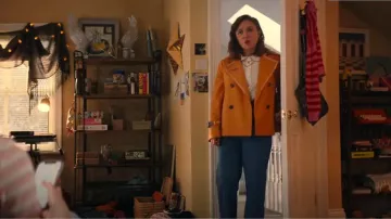 Vaqueros rectos Levi's Mid Blue Wedgie usados por Nikki Newman (Esther Smith) como se ve en Trying (T04E04)