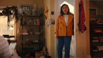 Jeans Levi’s Mid Blue Wedgie Straight porté par Nikki Newman (Esther Smith) comme on le voit dans Trying (S04E04)