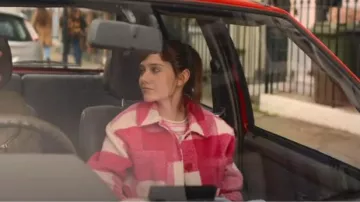 Chemise à carreaux rose Primark portée par la princesse (Scarlett Rayner) comme on le voit dans Trying (S04E04)