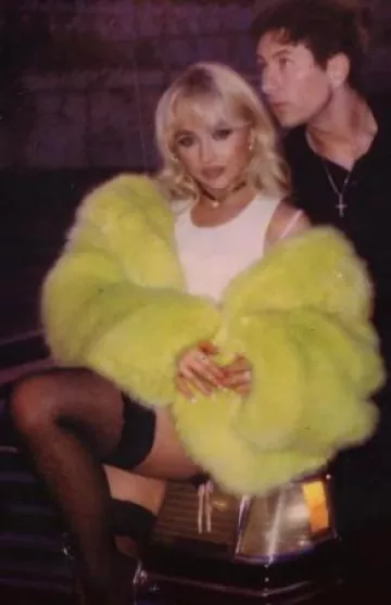 Abrigo de piel ecológica amarillo neón de Alexandre Vauthier usado por Sabrina Carpenter en la cuenta de Instagram @sabrinacarpenter