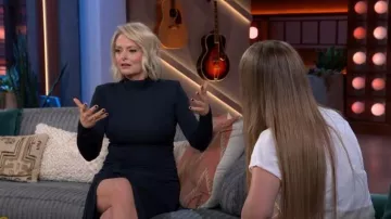 Cinq a Sept Johnson Side Vestido de punto de manga larga fruncido usado por Lauren Ash como se ve en The Kelly Clarkson Show el 30 de mayo de 2024